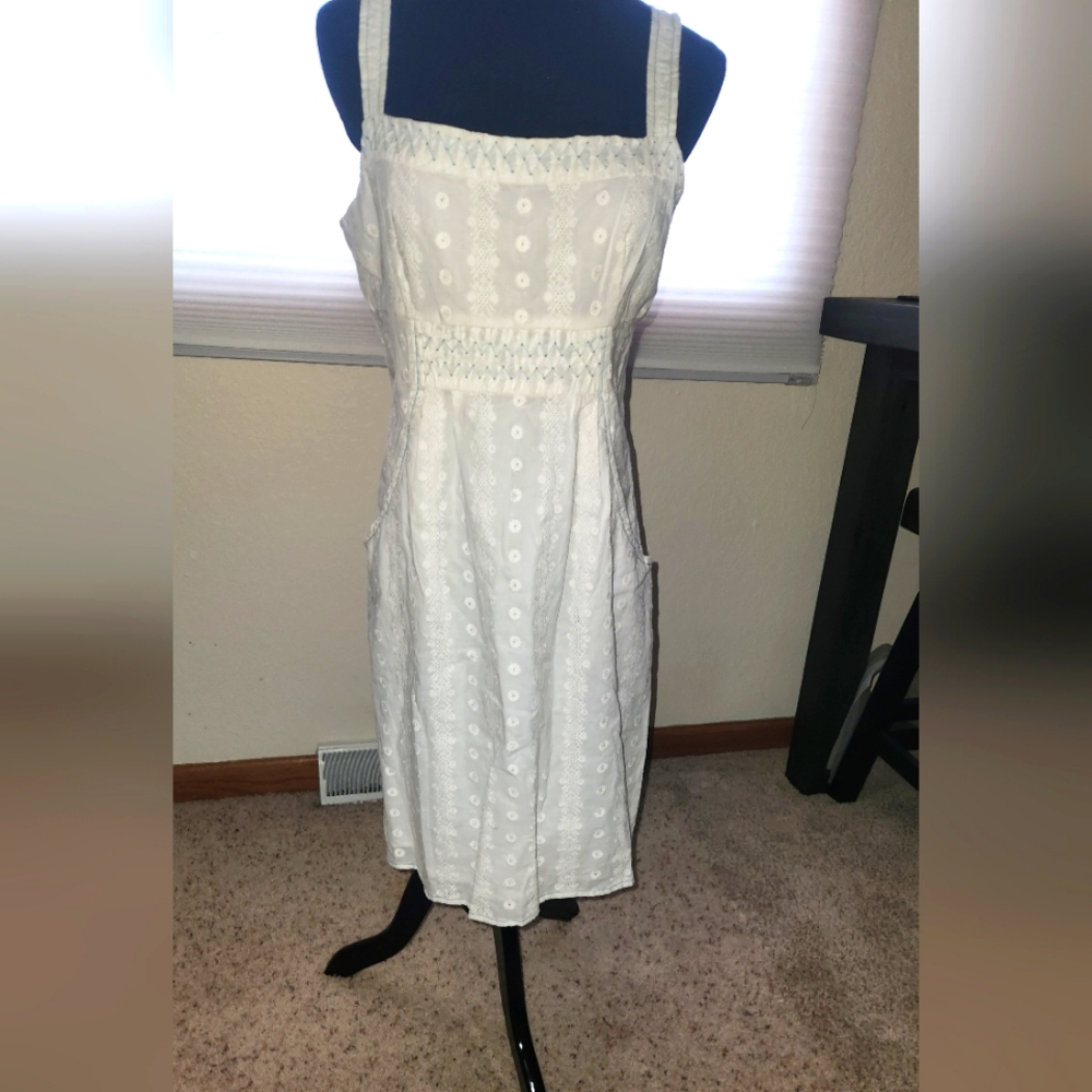 Max and cleo dress nwt eyelet pattern with light blue detail and POCKETSSize 10